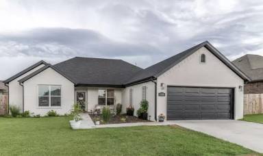 Main picture of 7350 Charlotte Ave