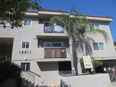 Main picture of 10611 Moorpark St