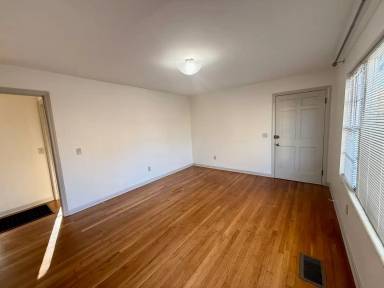 Main picture of 407 Walnut St NE