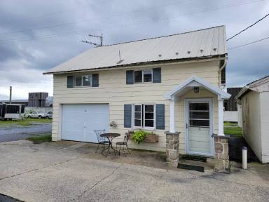 Main picture of 984 W Main St