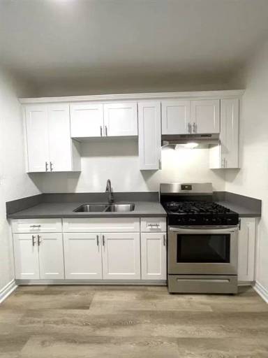 Main picture of 1822 E 8th St