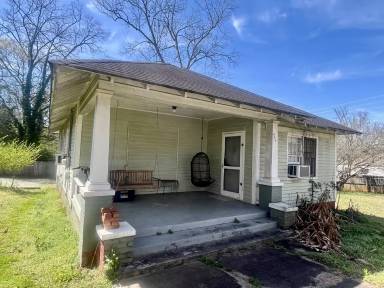 Main picture of 310 W College St