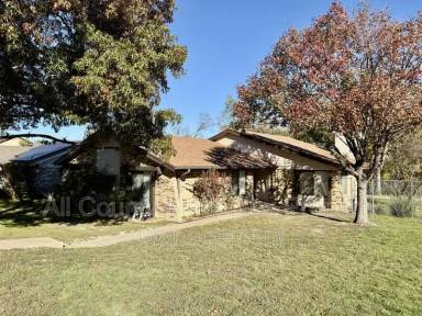 Main picture of 1700 Crystal Way