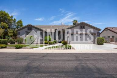 Main picture of 946 W Torrey Pines Blvd