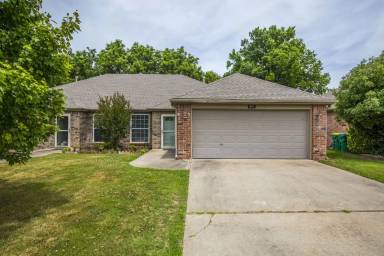 Main picture of 812 Oakwood Ct