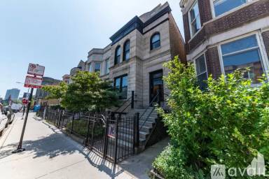 Main picture of 907 W Addison St