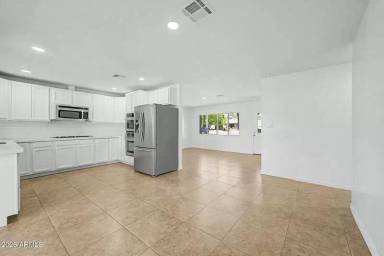 Main picture of 2601 E Dahlia Dr