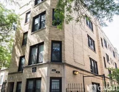 Main picture of 646 W Roscoe St