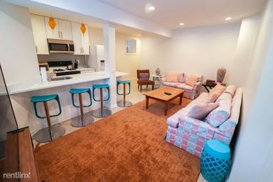 Main picture of 1413 N Oakley Blvd