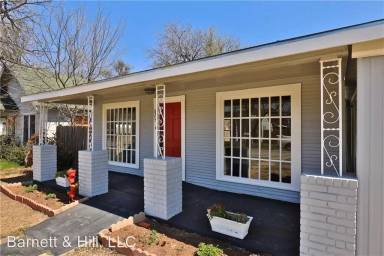 Main picture of 825 Meander St
