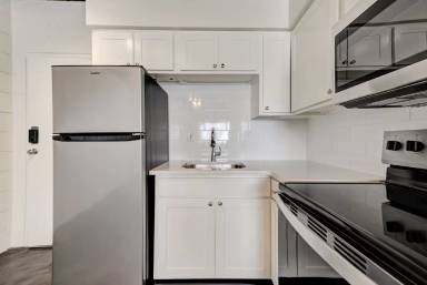 Main picture of 1325 W Lindsey St