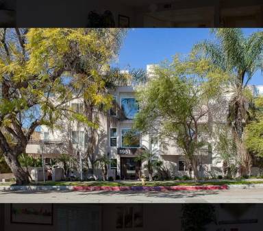 Main picture of 1951 N Beachwood Dr