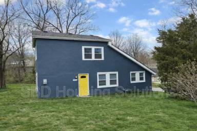 Main picture of 1000 S Savage St