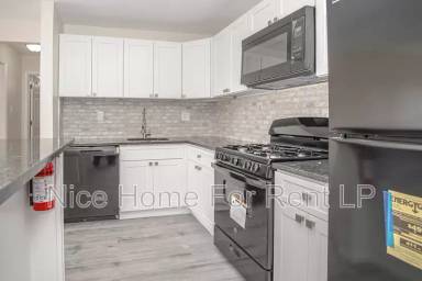 Main picture of 300 Broadway