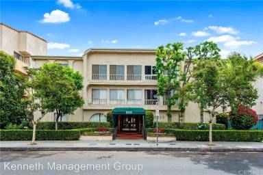 Main picture of 5250 Zelzah Ave