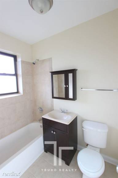 Main picture of 4409 N Wolcott Ave