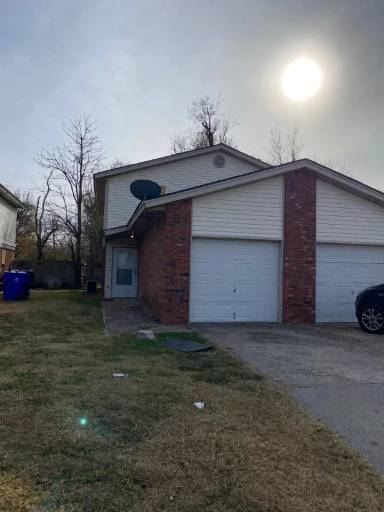 Main picture of 1012 E Main St