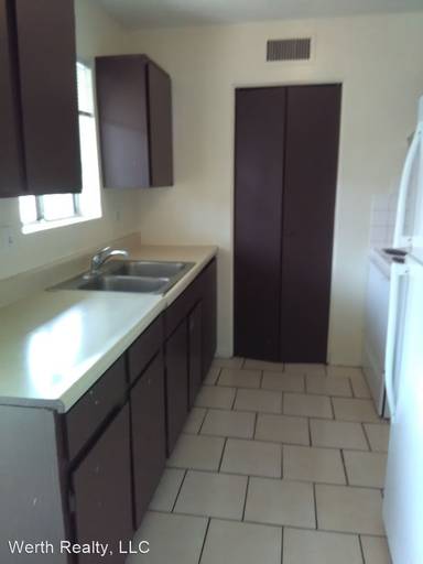 Main picture of 231 W Lee St