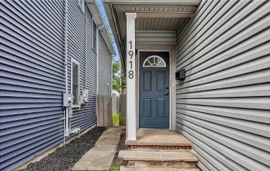 Main picture of 1918 W 52nd St