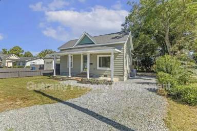 Main picture of 713 E Divine St