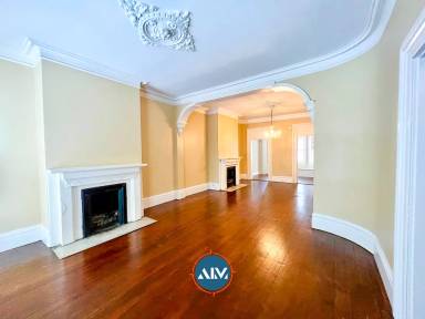 Main picture of 208 E Taylor St