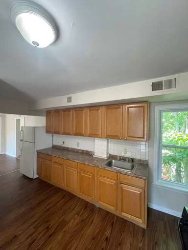 Main picture of 99 Ford St