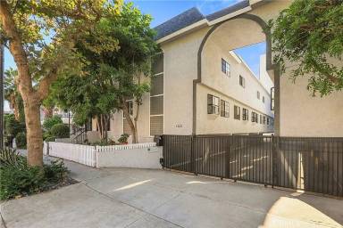 Main picture of 1221 N Sycamore Ave