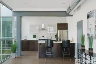 Main picture of 1235 N Franklin St