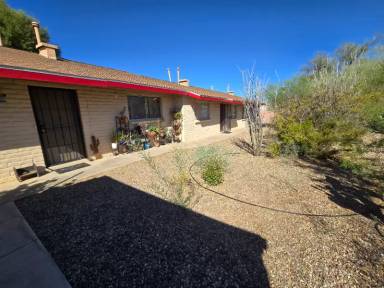 Main picture of 1607 N Louis Ln