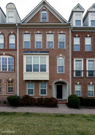 Main picture of 216 Herndon Station Sq