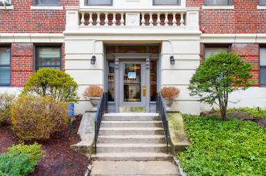 Main picture of 137 Englewood Ave