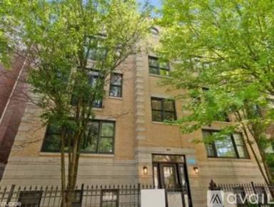Main picture of 925 W Lawrence Ave