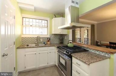 Main picture of 1376 W St NE