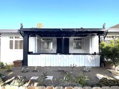 Main picture of 4844 Voltaire St