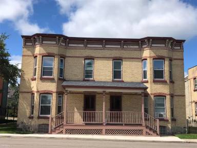 Main picture of 200 S Throop St