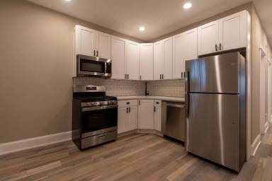 Main picture of 2850 W Barry Ave