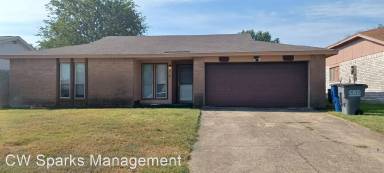 Main picture of 914 Woodcrest Dr