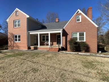 Main picture of 744 Crescent Dr