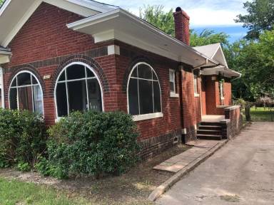 Main picture of 2607 E 10th St