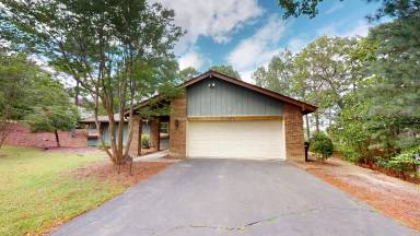 Main picture of 10 Emerald Ln
