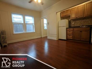 Main picture of 2827 N Burling Apartments