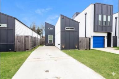 Main picture of 2216 Dyson St