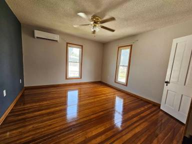 Main picture of 1008 A Ave NW