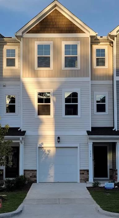 Main picture of 704 Shining Ray Ln