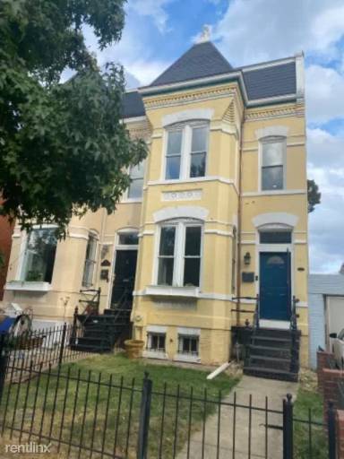 Main picture of 705 12th St NE