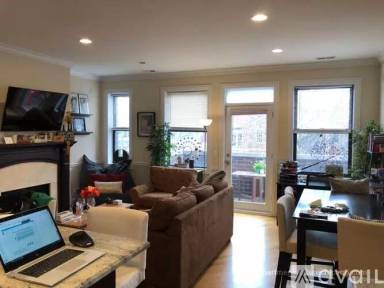 Main picture of 1321 W Belmont Ave