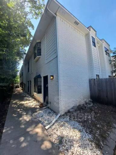 Main picture of 2806 Knight St