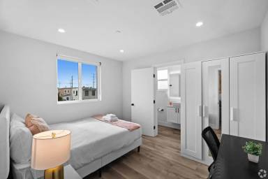 Main picture of 3806 S Budlong Ave