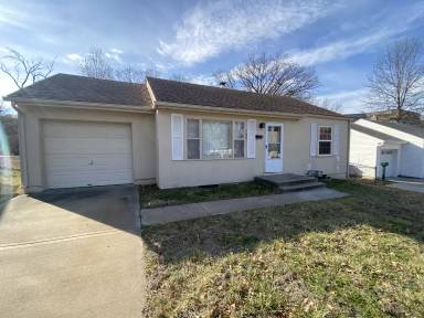 Main picture of 909 E 100th Ter
