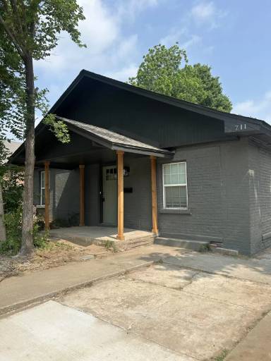 Main picture of 711 W Hill St